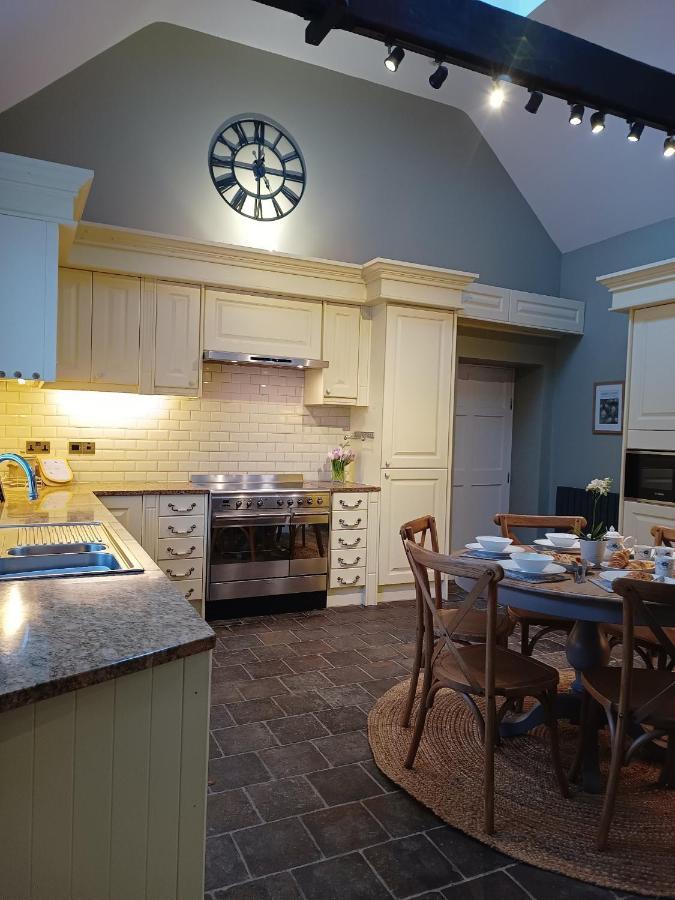 The West Wing At Eriviat Hall Hot Tub Henllan  Екстер'єр фото