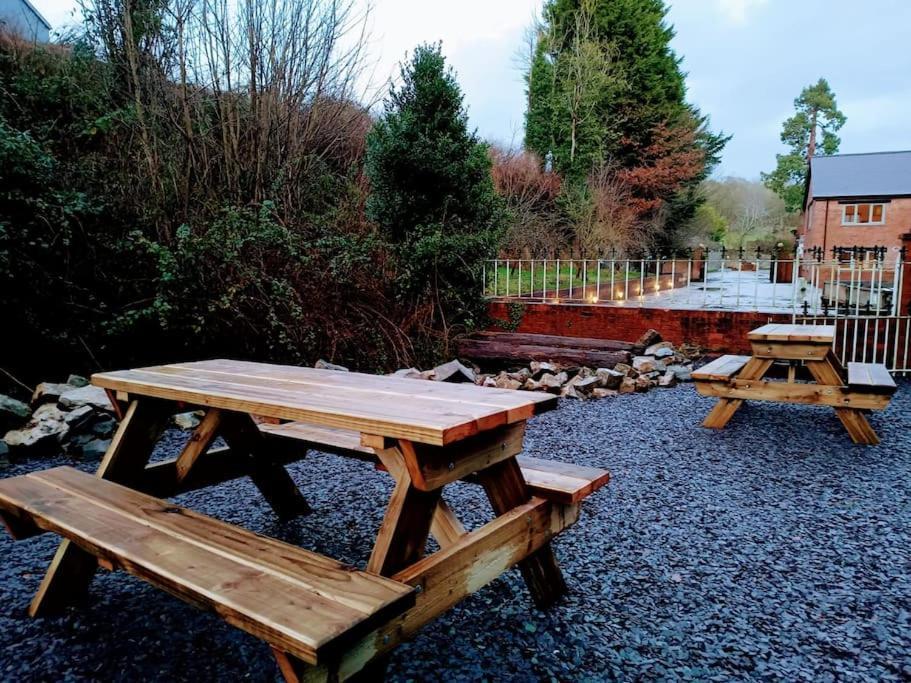 The West Wing At Eriviat Hall Hot Tub Henllan  Екстер'єр фото